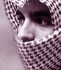شاعر / لاأقتبس .. فكر متحرر .. يدرك احتياجاته فلا يخدع نفسه ولايحرمها ! ولايظهر الا بملامح واحدة للمتلقي.