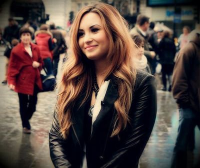 Frases da cantora Demi Lovato entre outras frases famosas. Sigam tambem: @lembrandoamor ❤