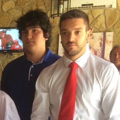 Me cuesta menos una sonrisa que estar triste, por eso vivo sonriendo.