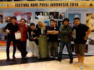 Grup MUSIKALISASI PUISI dari UHAMKA || Nara Hubung: 089653901596 - 526A1FF5 - 089602635132 || fb; MPVanderwijck7 || Salam Sastra dan Budaya