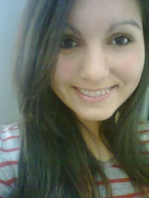 Sou pessoa de dentro pra fora. Minha beleza está na minha essência e no meu caráter. Acredito em sonhos, não em utopia. Mas quando sonho, sonho alto. Estou aqu