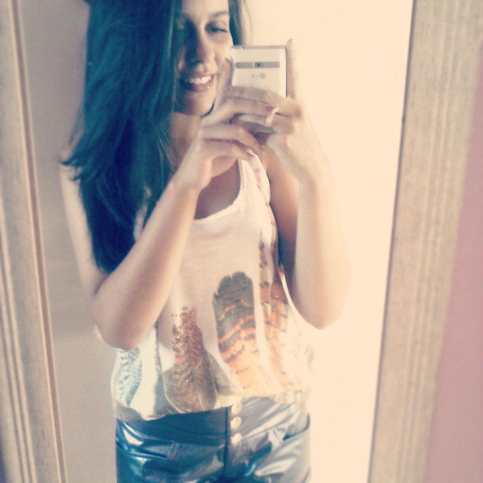 Acho que a única razão de sermos tão apegados em memórias, é que elas não mudam, mesmo que as pessoas tenham mudado.! Momo meu 3 ♕ Matheeusãaao ♕