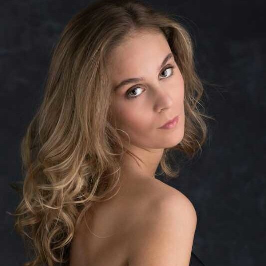 Shelbberrrsss's profile picture. She is like a wounded swan, full of beauty and pain.