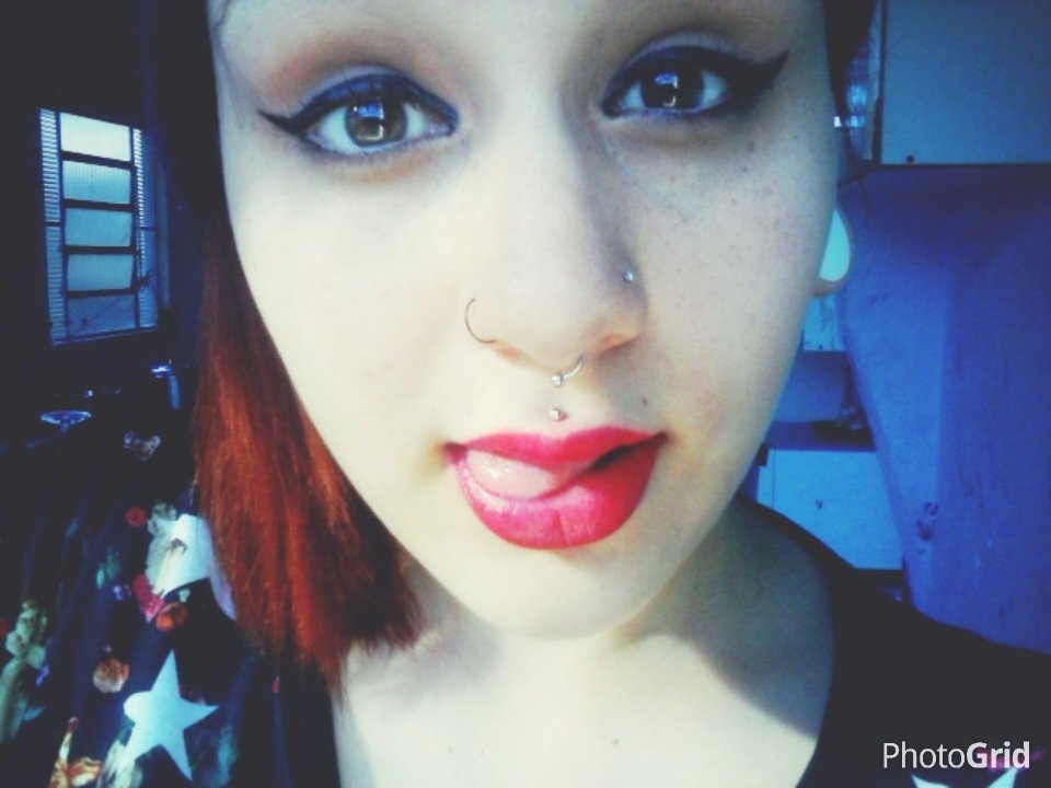 Larissa,
 17 Years, adoro Ler, body piercing Incondicionalmente apaixonada por Música.. minha 
vida se resume em @AfuckingA @Piercetheveil