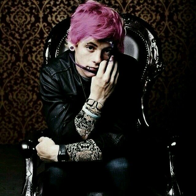 @Amelia_D_BU is my perfect weirdo! xD(happily taken/daddy/bi/rp)