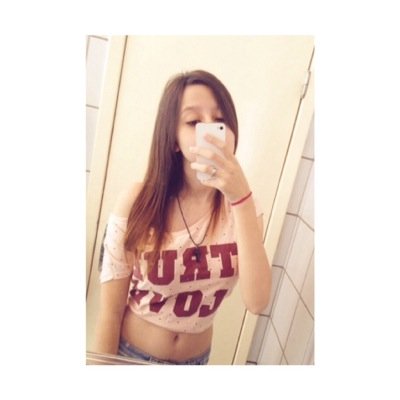Sorrir não mata. Viver não dói. Abraçar não arde. Beijar não fere. Rir não machuca. Você não tem motivos para não tentar ser feliz.