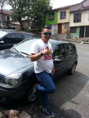 Empezó, sólo un poco menos popular
Ahora tienes un nuevo lugar, usted conduce un coche nuevo
Usted sonríe para las cámaras.