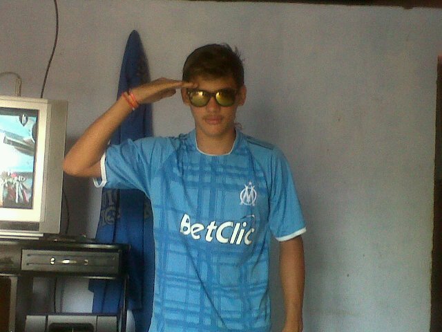 quiero ser un futbolista profecional pa ayudar a mi familia y alas demas personas