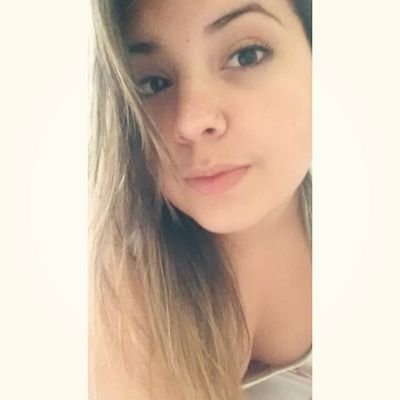 19 anos, universitária.