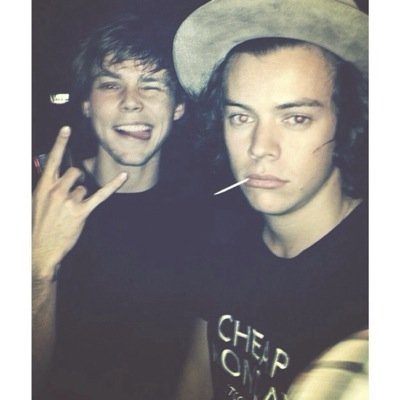 FREE FOLLOW FROM @zarryftirwin PLEASE FOLLOW HER AND HELP HER REACH HER GOAL