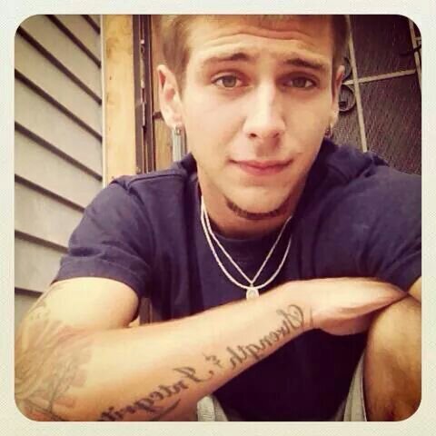 BiasAusten's profile picture. IM 19 and I'm single the rest is for you to find out