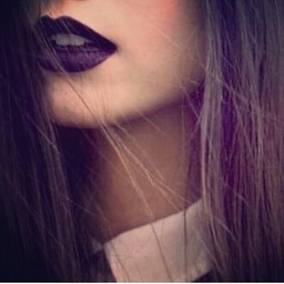 ‏‏‏‏ انا فتاة مجنونه ذات شعر قًصيّرً  جميلةٌ ضحكاتها فآتنه ، يقال عنها مغرورهہ