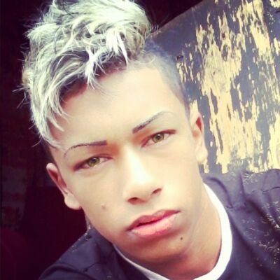 Bom eu sou oque sou não oque digam (: não gostou baby ? tem quem quera ! Eu sou um garoto , igualzinho a qualquer um , mais bonito é lógico -k