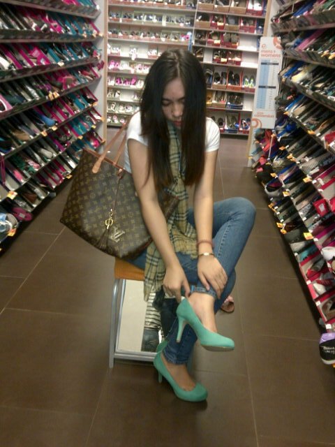 IndriiMandey's profile picture. ❤️Awali harimu dengan senyum.apabila ngga ada orank yank bisa kamu senyumi,yaa .. Senyum2 aja sendiri :D