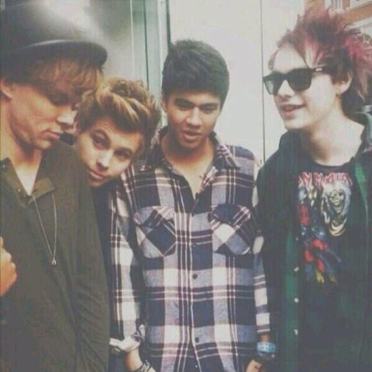 please follow @pxnkhealy bc she gave you this follow !!