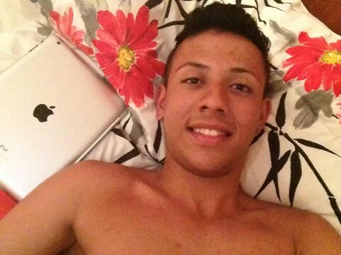 Nem sempre o sorriso qe trago no rosto, é a vida qe eu venho levando mais sempre  de cabeça erguida e de pouco a pouco eu vo conquistando ♫♪