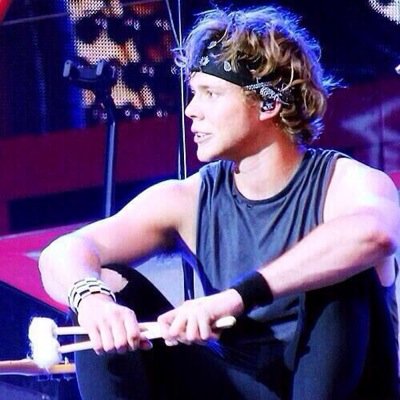 im in love with 4 ashton irwin who ruined my life// 4/15/14 Ashton waved.