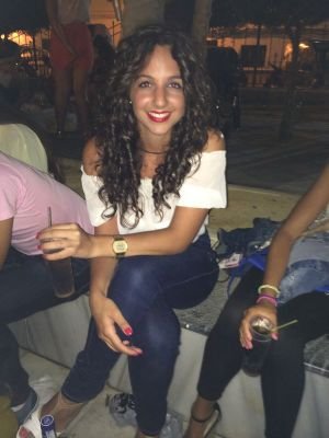 Vida solo hay una, disfrútala al máximo pues no vuelve a repetirse. Saca siempre el lado bueno de las cosas.