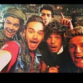 Hello, my name Simona. I'm 15 years. My favourite singer are @one direction.