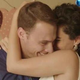 HANDE'NİN GÜLÜŞÜ 
KEREM'İN BAKIŞI,