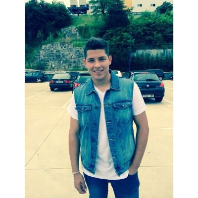 Estudiante de Administracion y direccion de Empresas en la Universidad de Vigo.