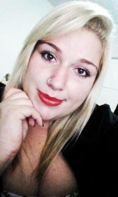 Livrai-me de gente falsa , mentirosa , e que finge me amar , amém !