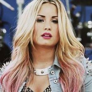 brazilian girl who loves unconditionally books, music, pictures, Demi Lovato, Taylor Lautner, food and other things.