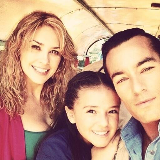 Esta es la página oficial de selfies de Aracely. Síguenos y consigue las mejores selfies de Aracely Arámbula.