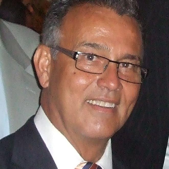 Profesor. Padre y abuelo: Pedro Jose´, Maialen y Pablo. Nada de rojito.