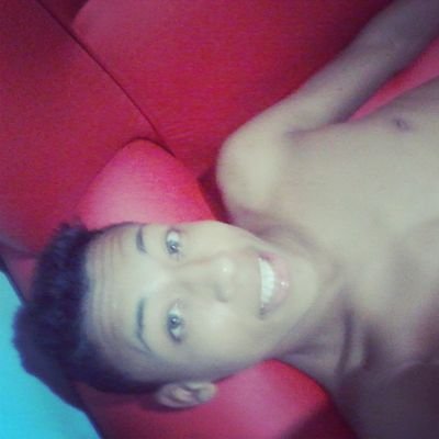 Amo futebol , amo namorar e estudar enfim tenho 17 anos enfim curto muito a vida ^_^