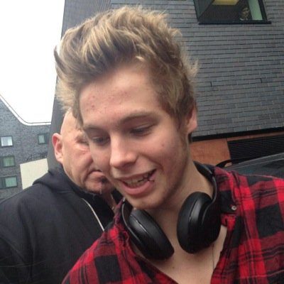 follow @HECTICHEMMlNGS please :-)