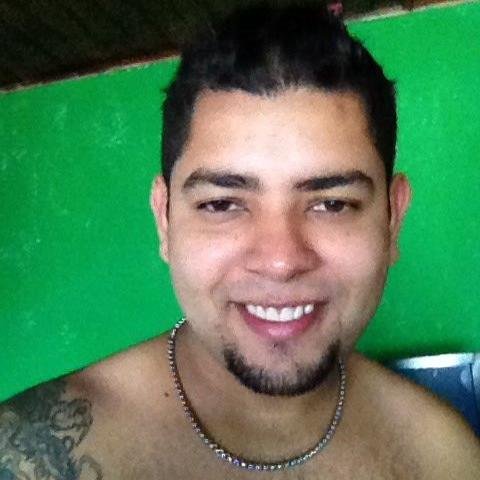 Que todos joelhos se dobrem; No céu, Na terra e nos infernos; E que todo lábio proclame, Jesus Cristo é o senhor para glória de Deus Pai. Amém!