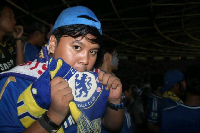 manusia yang paling aneh,sangat pengen diet tapi gagal terus paling suka push up sambil stand up comedy punya keluarga diLONDON jadi secara otomatis ane CHELSEA