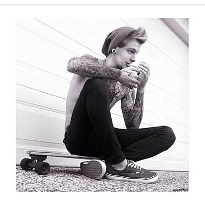 Please follow @5xosimagines she is a new acc ◡̈