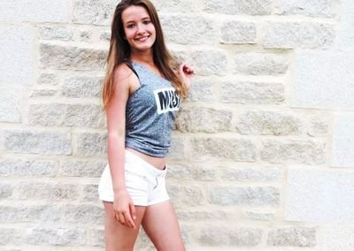 Je devrais surement t'oublier, t'éffacer, te railler de ma vie, mais au lieu de ça je ne fais que de t'aimer.