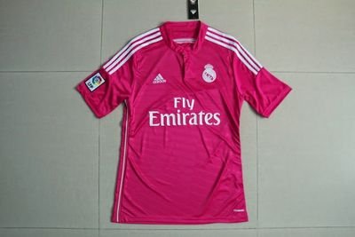 Se venden camisetas de la nueva temporada (2014-15)  por solo 24€ con grabado incluido.