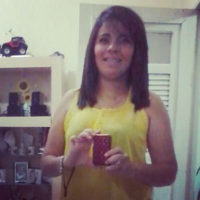 Parelhense,Técnica Agrícola pela Eaj-Ufrn,canceriana e chata.E mesmo que nada funcione,eu estareii de pé de queixo erguiido!!