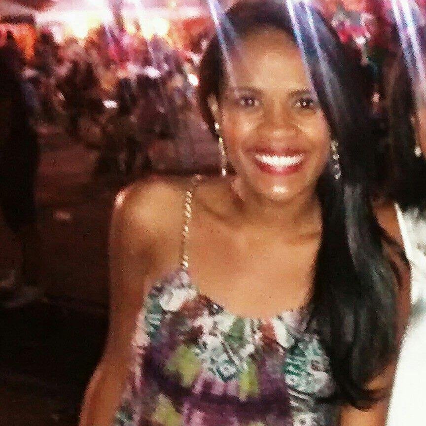 Leonina, vascaína, ansiosa, alegre, tímida, otimista, cheia de sonhos! E que ama a família..