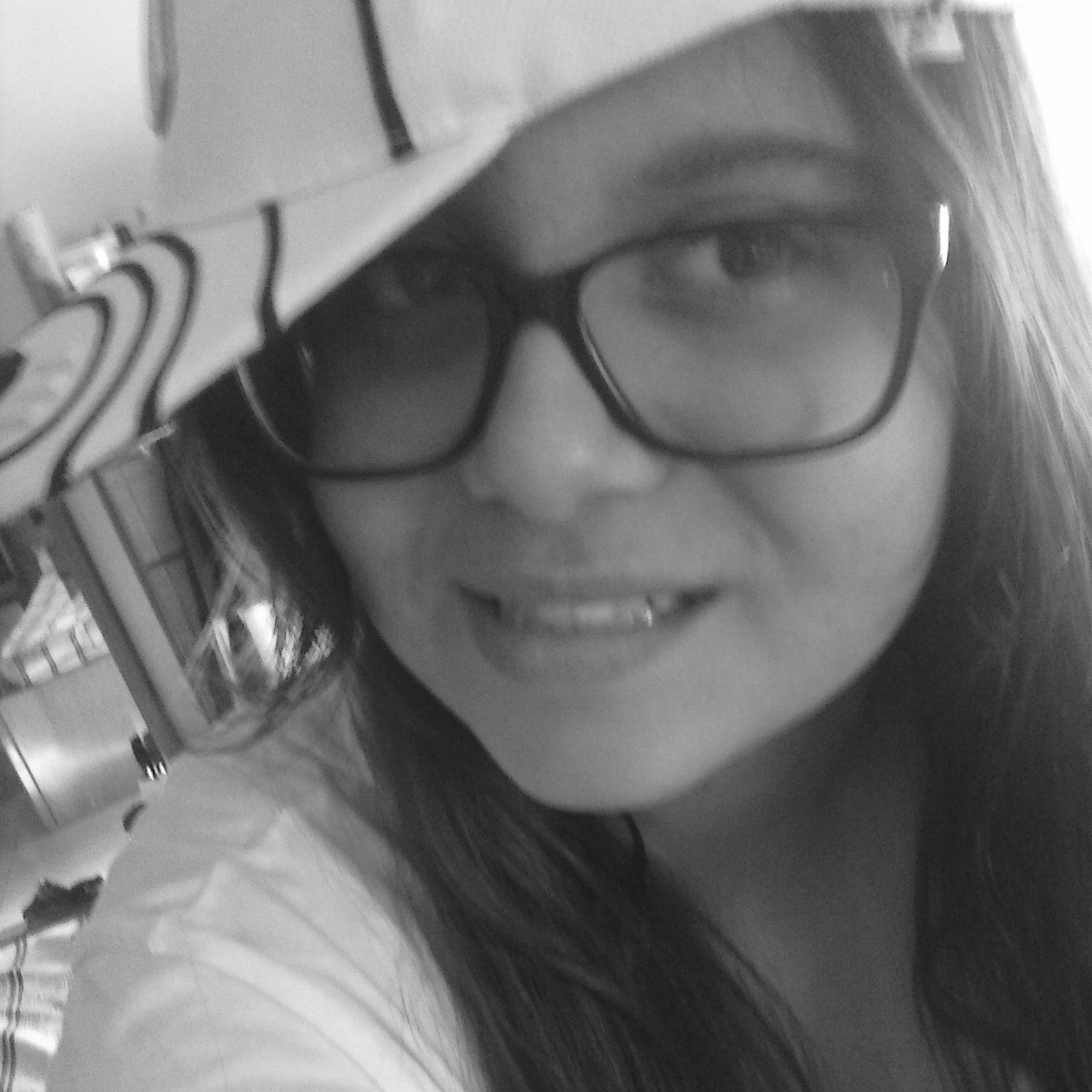αγάπη ρε.... μ#&ν!@ !!!!!;3 I'm sorry, I can't be...PERFECT...!!!
''Να ερωτευεσαι εικονες, στιγμες και πραξεις. Τα λογια εκαψαν κοσμο!!