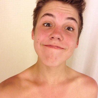 Hey beautiful! Follow @cvrtah and RT the last tweet and ill dm you to Nash while hes on his follow spree right now! ☺️