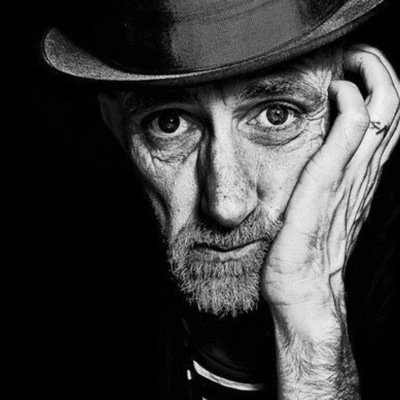 AlmaslaweAli's profile picture. "عندما يفكر الشخص بعمق وجدّية سيصاب بحسّاسية مؤذية تجاه العامة"