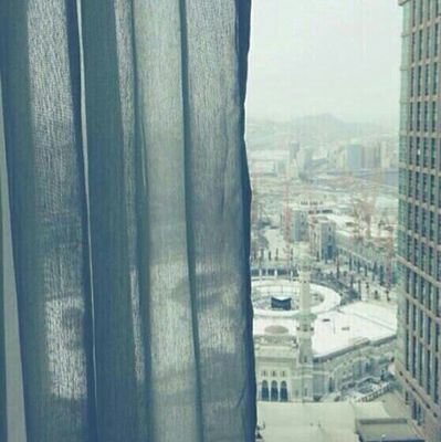 ‏‏أعشق الصمت أحياناً و يستهويني الهدوء أحياناً اميل للغموض و اصنع ألابتسامه لمن احب !....