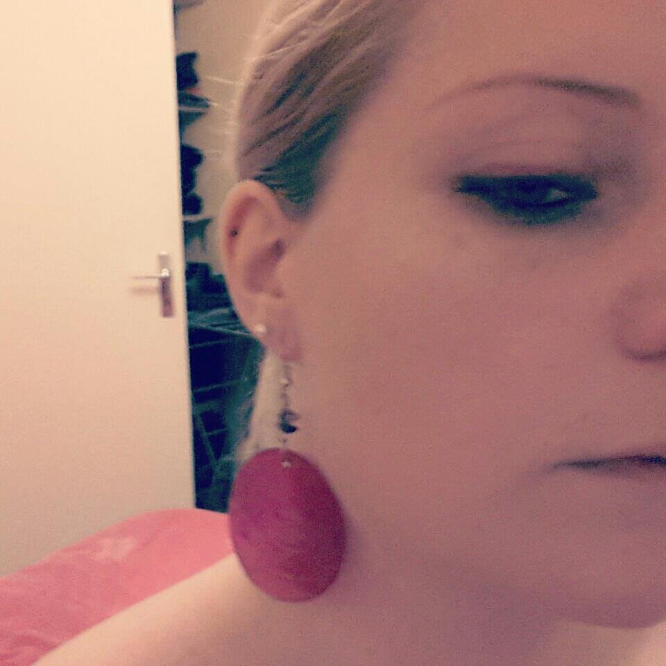 From France, Blonde, love tatoos, animals, fan of Schwarzy -- I'll be back...
