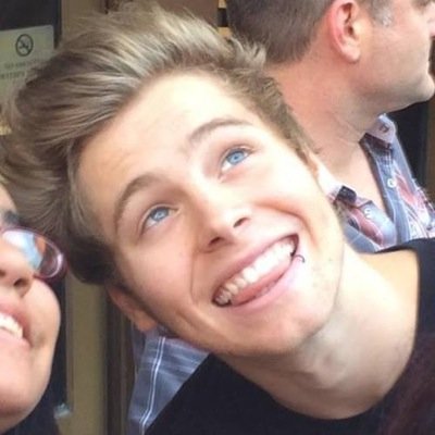 I just gave you a free follow bc you're beautiful :) follow my main @hotmuke