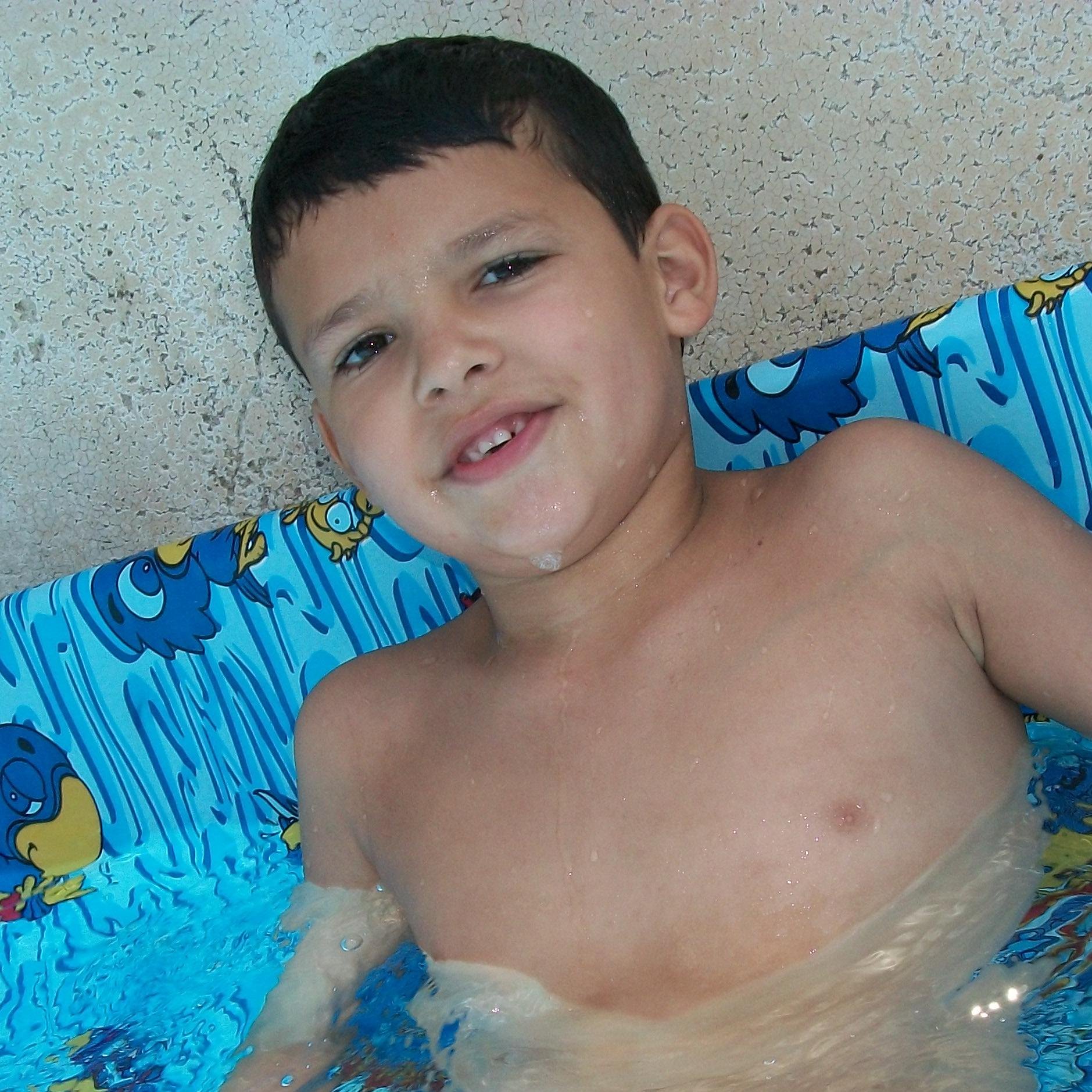 Sou um menino que adora  brincar, jogar e adoro ler. Irmão da Cathe e filho do Marco e da Lilly! :)