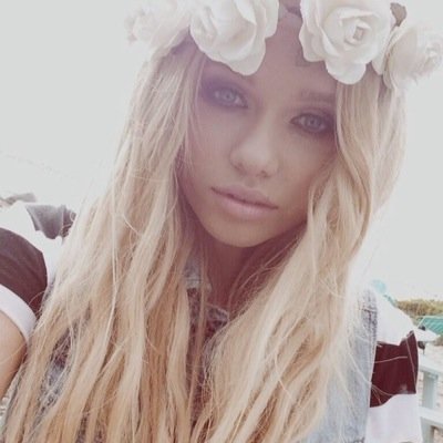 19ans, celibataire, bi, tres douce et a l'écoute de ses amis, trés ouverte et sociable, et pour elle le sex n'est pas tabou et elle adore le pratiquer ❤️