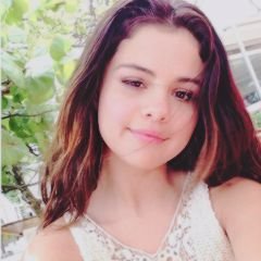 selena, ombro, joelho e pé