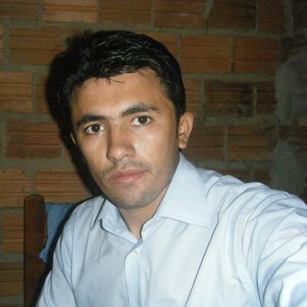 uma pessoa, na sua, falo quando preciso e nao gosto de falsidade e nem fingimento, sou musico e tento ser um servo de Deus na terra. Deus vos abençoe