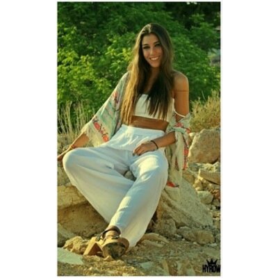 Que sonría no significa que sea feliz, que no llore no significa que no duela.

Instagram: anacliment7