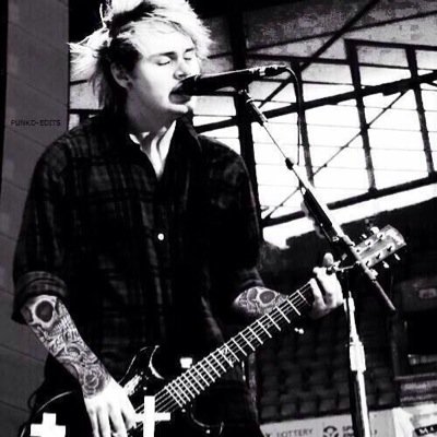 Here's a free follow, if you could please follow @hotdxmn5sosx I'd love you forever